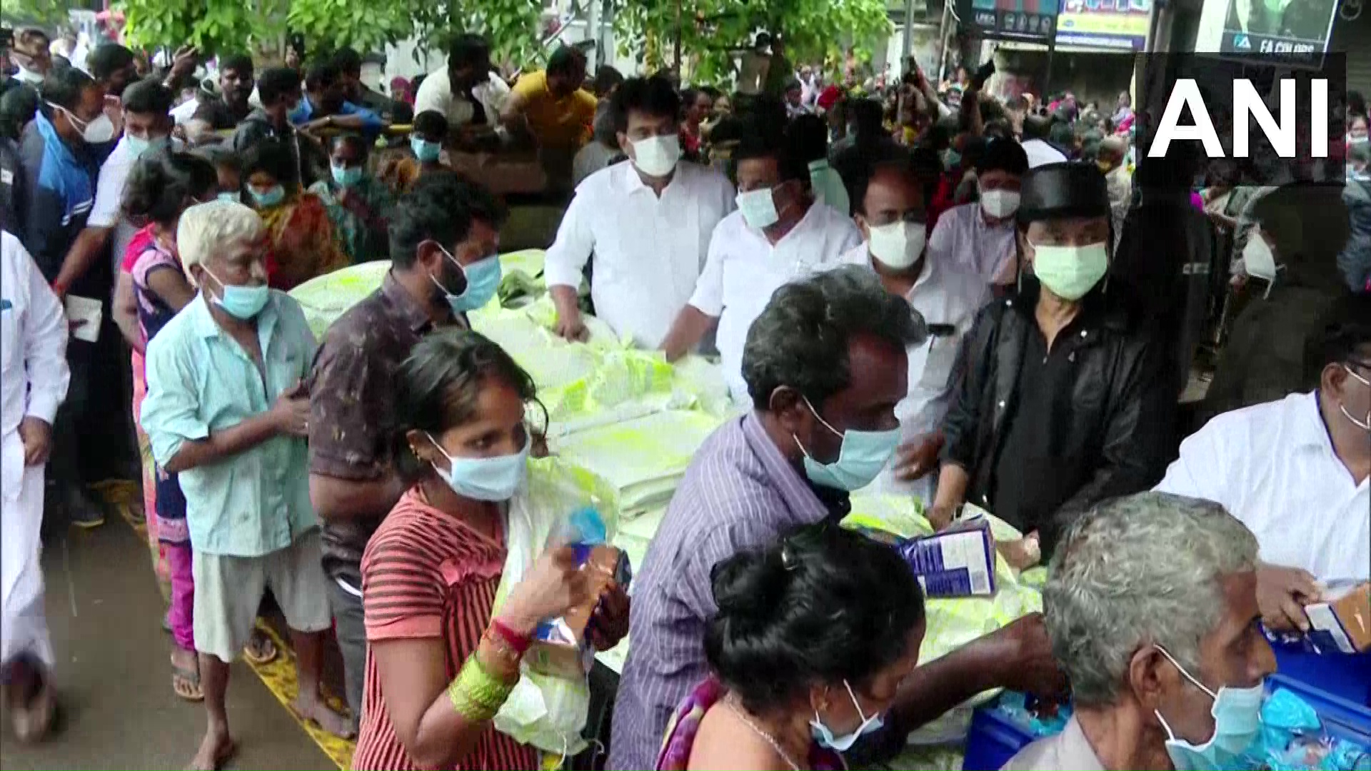  வெள்ளத்தால் பாதிக்கப்பட்ட மக்களுக்கு நிவாரண பொருட்களை முதல்வர் ஸ்டாலின் வழங்கினார்.