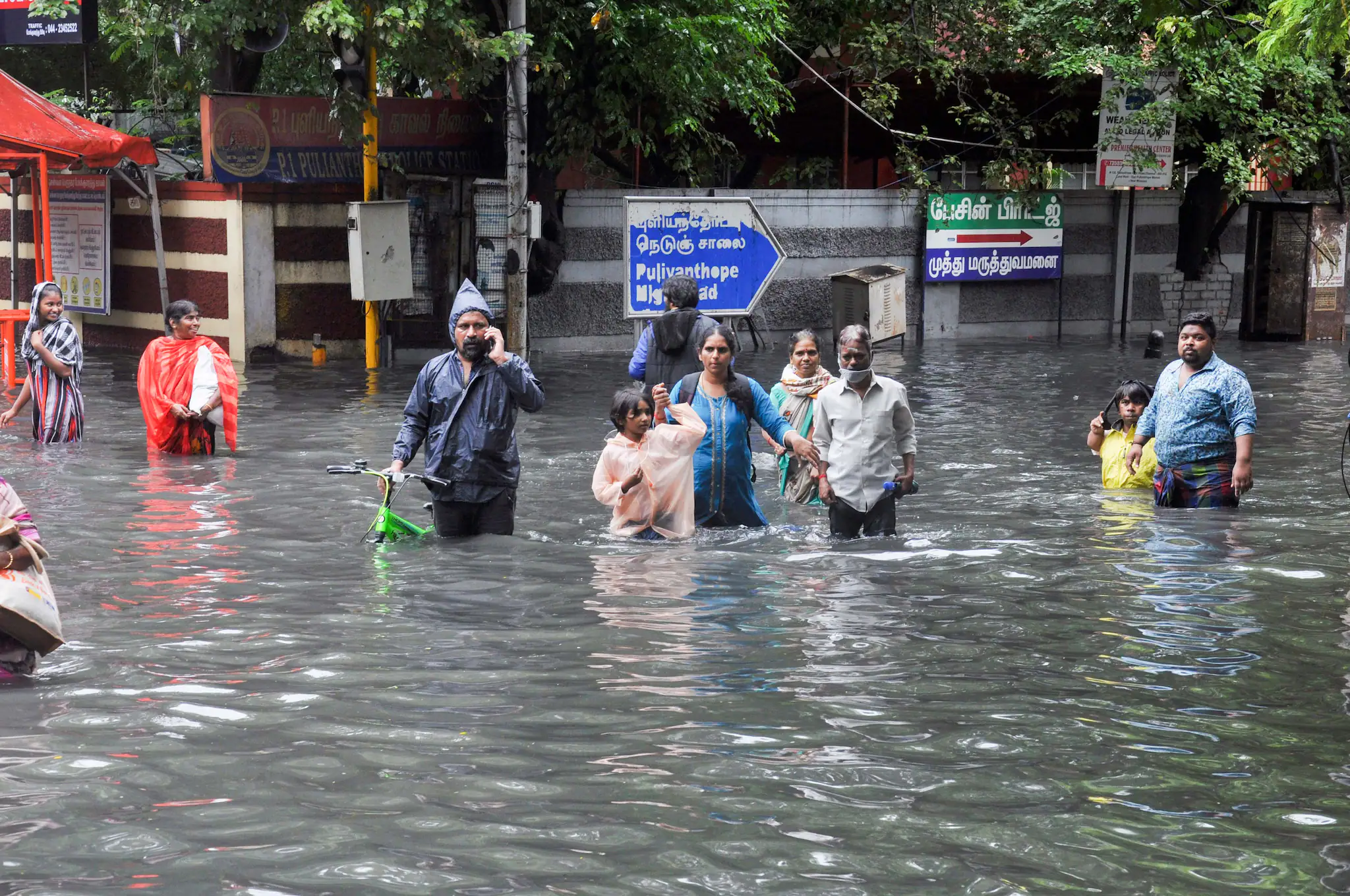  சென்னையில் பெய்து வரும் கனமழை காரணமாக முக்கிய பகுதிகளில் வெள்ள நீர் சூழ்ந்துள்ளது.