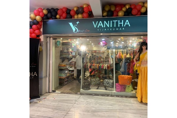 Vanitha Vijayakumar has started a new clothing store, Vanitha Vijayakumar business, vanitha vijayakumar store, வனிதா விஜயகுமார் பிக் பாஸ், வனிதா விஜயகுமார் துணிக்கடை, vanitha vijayakumar youtube, Vanitha Vijayakumar nakhul, Vanitha Vijayakumar tweet, vanitha vijayakumar bigg boss jodigal, Ramya Krishnan, Vanitha Vijayakumar withdrawal from Bigg Boss Jodigal, Vanitha Vijayakumar, vanitha vijayakumar bigg boss jodigal withdrawal, vanitha bigg boss jodigal, vanitha vijayakumar bigg boss jodigal show, bigg boss vanitha, வனிதா விஜயகுமார், வனிதா விஜயகுமார் பிக் பாஸ் ஜோடிகள், வனிதா விஜயகுமார் விஜய் டிவி, பிக் பாஸ் வனிதா விஜயகுமார்