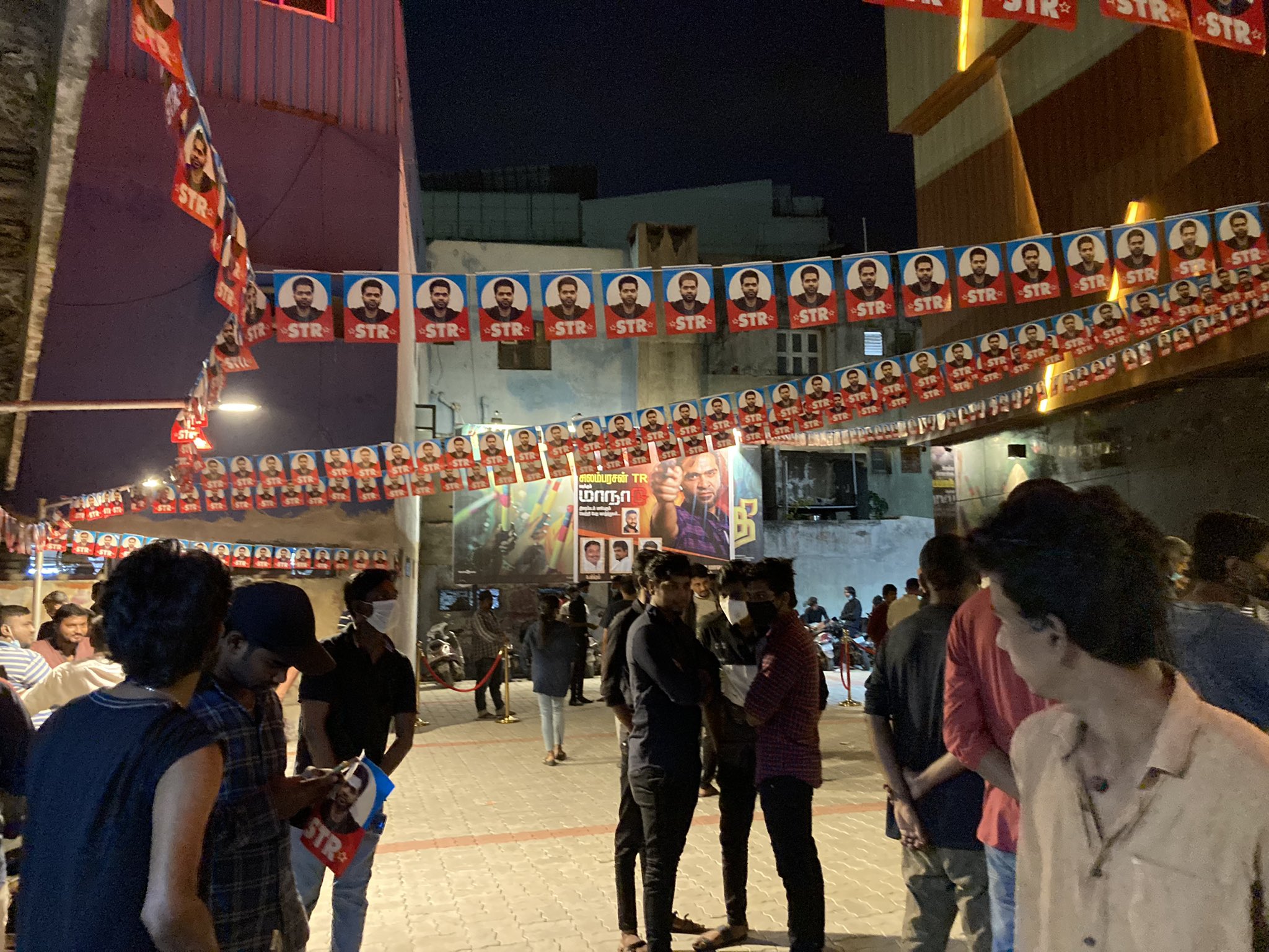  ஆனால், கடைசிநேரப் பிரச்சனையில் படம் வெளியாகவில்லை. இதனால், அதிகாலையிலேயே வந்து காத்திருந்த ரசிகர்கள் ஏமாற்றமடைந்தனர்.