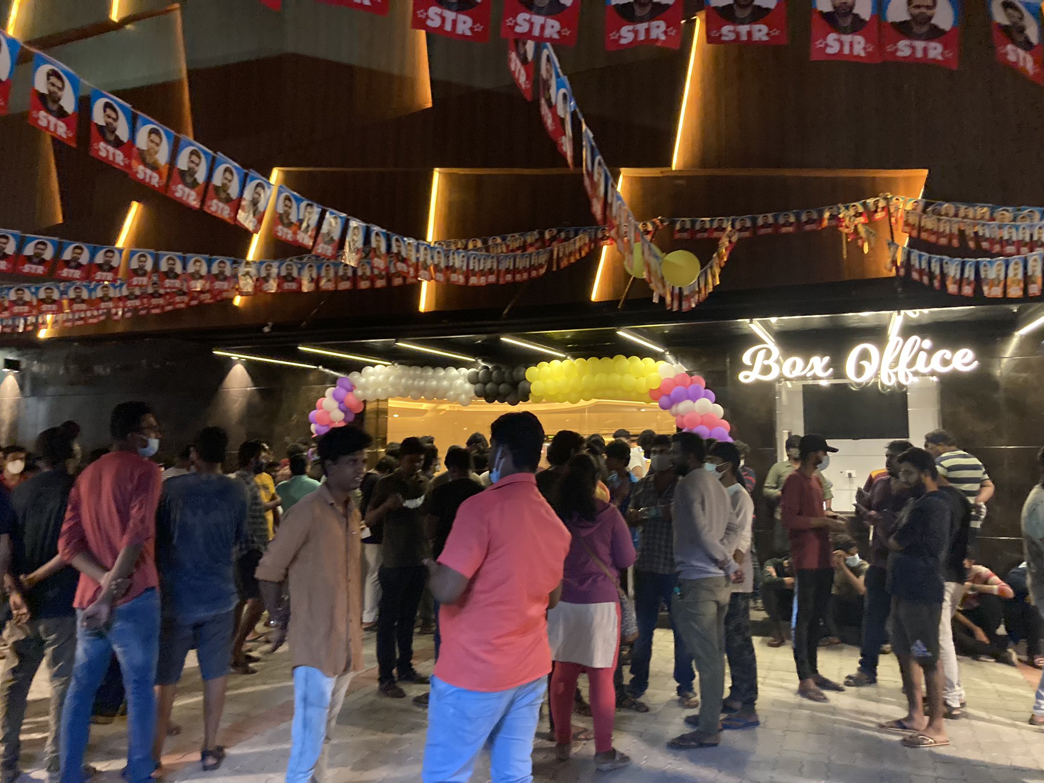  பல திரையரங்குகளில் அதிகாலை 4 மணிக்கே ரசிகர்கள் திரள ஆரம்பித்தனர். 5 மணிக்கு சிறப்புக் காட்சி திரையிடப்படும் என நம்பிக்கையுடன் காத்திருந்தனர்.