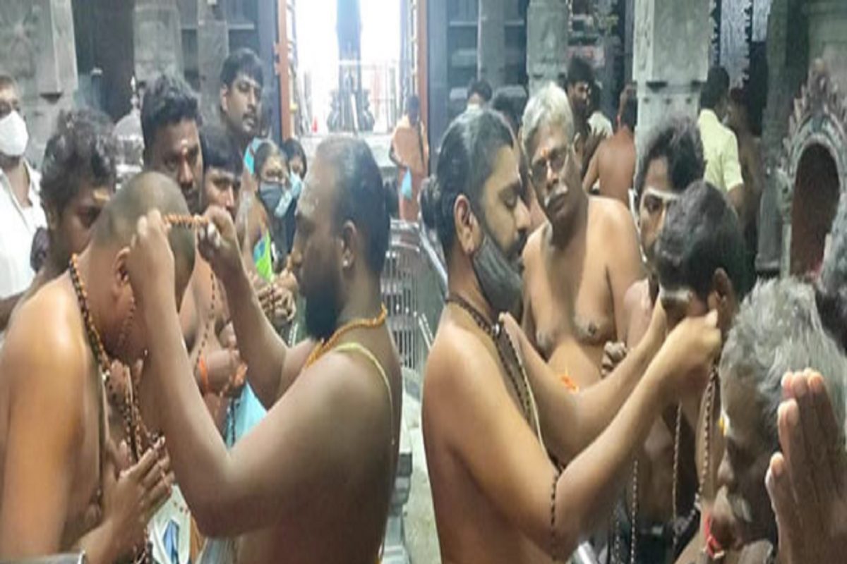 சித்தாபுதூர் ஐயப்பன் கோவிலில் மாலை அணிந்து விரதத்தை தொடங்கிய பக்தர்கள்