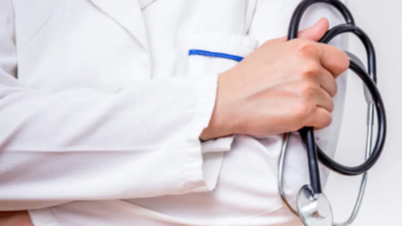 சிகிச்சைக்கு வந்த பெண்ணிடம் மார்பகங்கள் குறித்து டாக்டர் ஆபாசப் பேச்சு