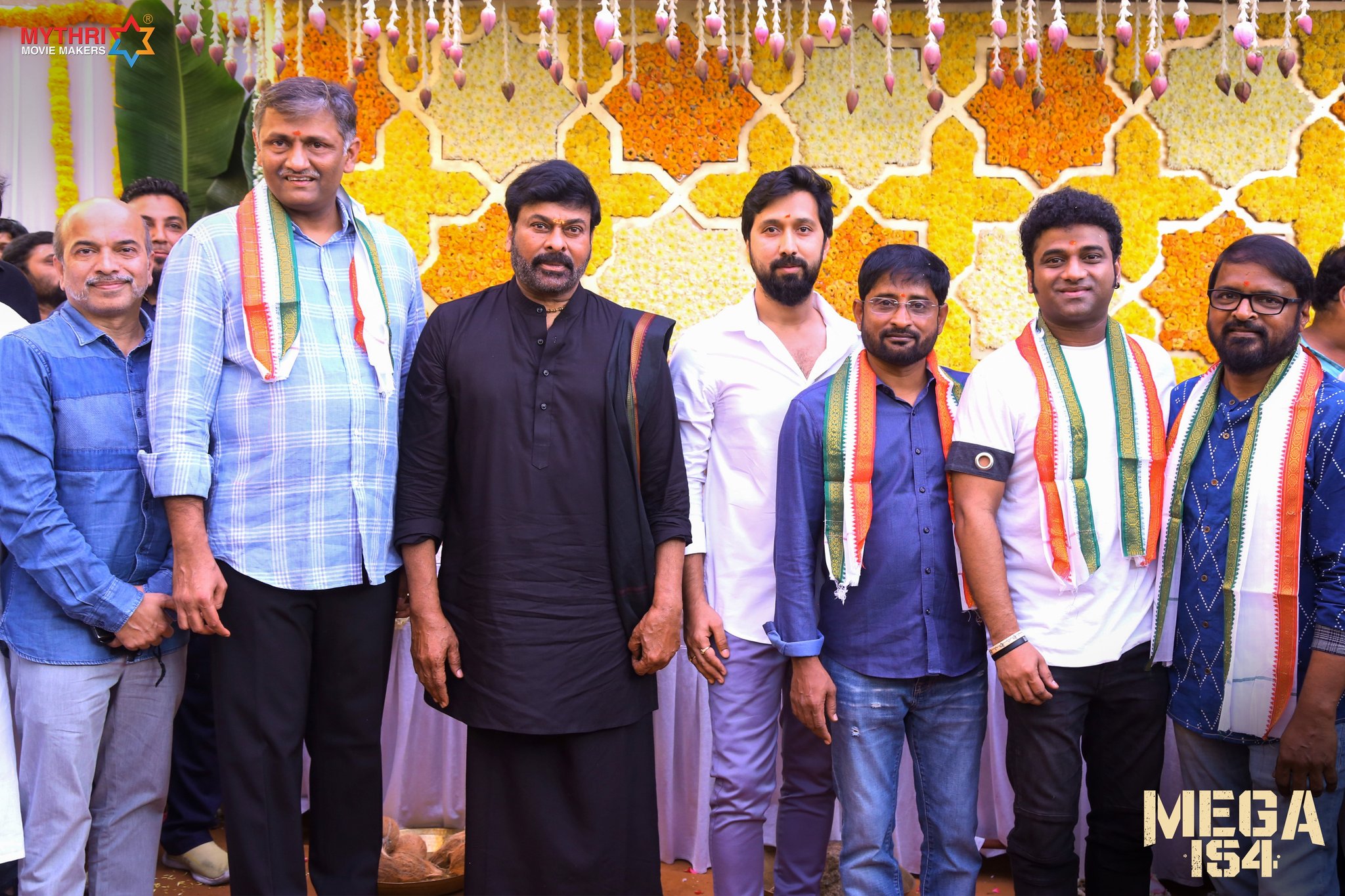  தெலுங்கின் முன்னணி இயக்குனர் பூரி ஜெகன்நாத் கேமராவை ஆன் செய்தார்.