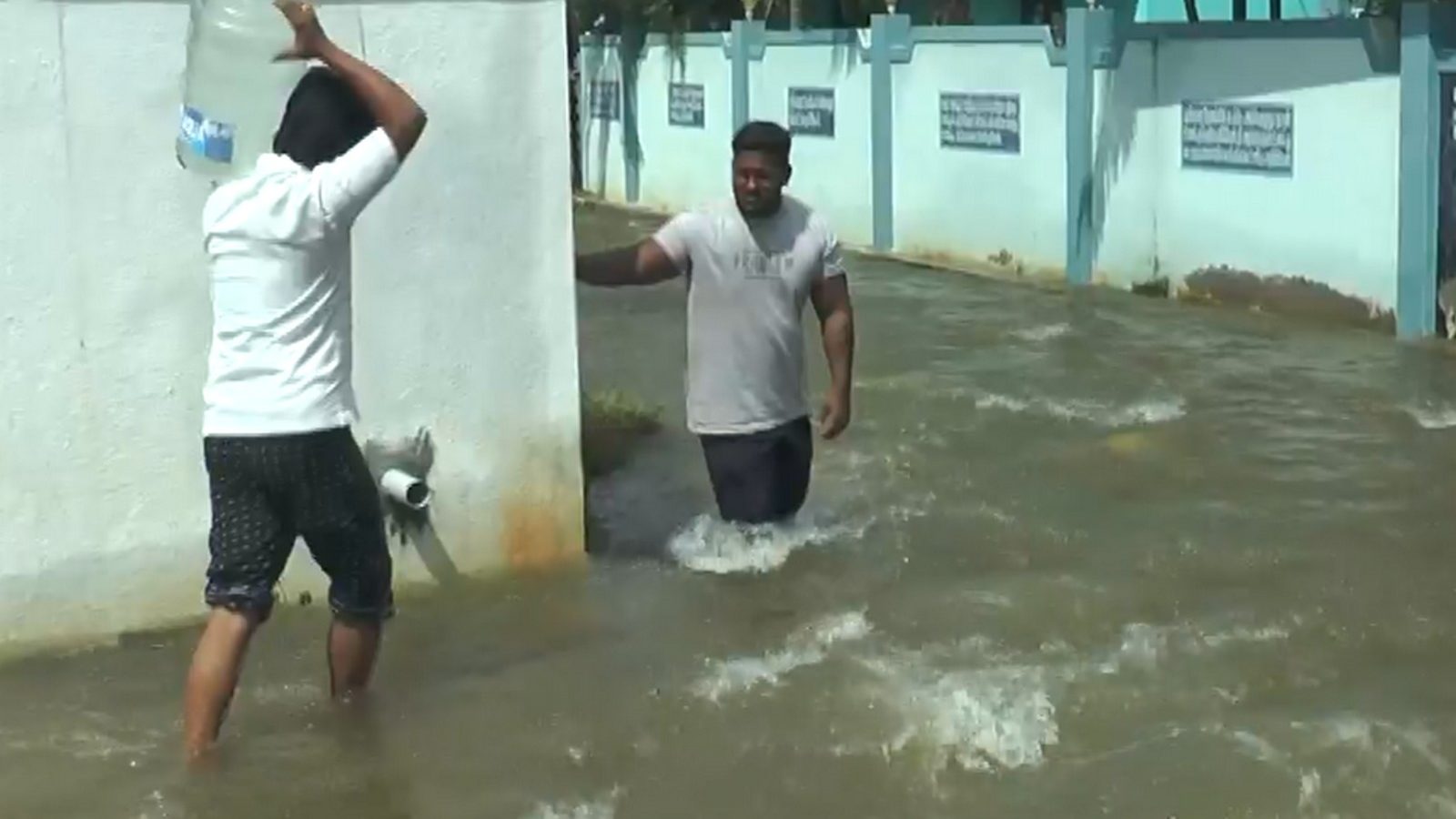 வாணியம்பாடியில் குடியிருப்பு பகுதியை சூழ்ந்த வெள்ளம் : மொட்டை மாடியில் தஞ்சமடைந்துள்ள மக்கள்