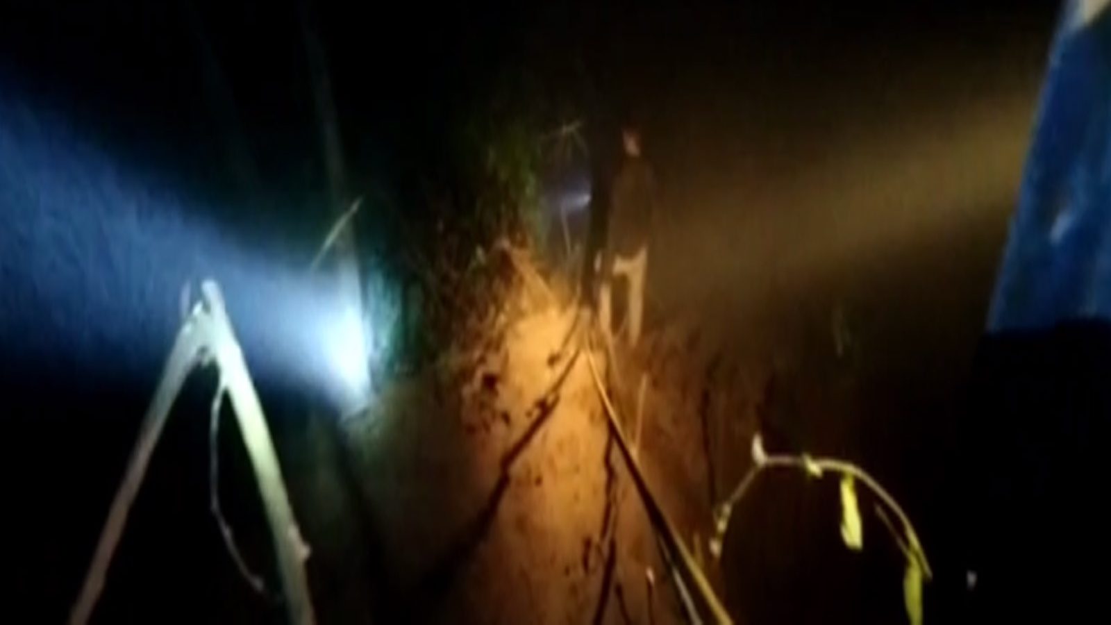 கொடைக்கானலுக்கு சுற்றுலா.. 100 அடி பள்ளத்தில் கவிழ்ந்த கார் - குழந்தை உள்பட மூவர் உயிரிழந்த சோகம்