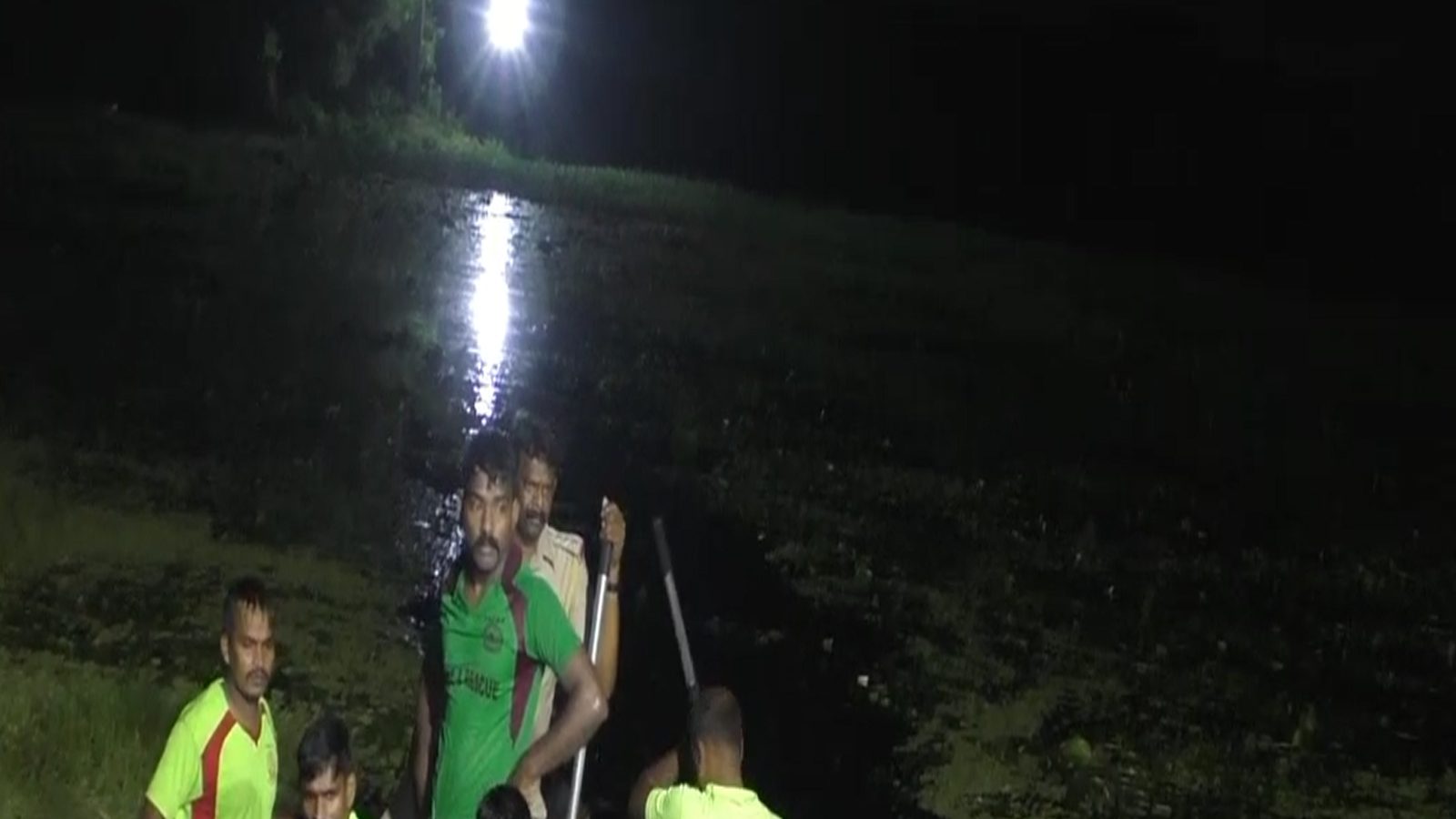 போலீசுக்கு பயந்து கூவம் ஆற்றில் குதித்தவர் பலி.. 6 மணிநேர போராட்டத்துக்கு பின் மீட்கப்பட்ட உடல்