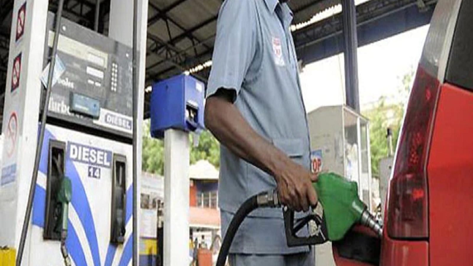 பெட்ரோல், டீசல் விலையில் கூடுதலாக 7 ரூபாய் குறைத்த கர்நாடகா, புதுவை அரசுகள்!