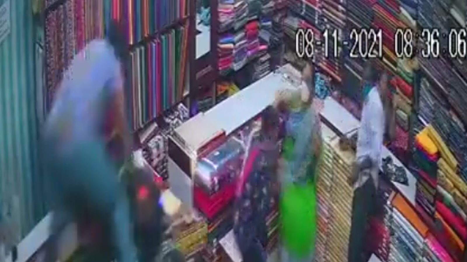 துணிக்கடைக்குள் நுழைந்த பைக்.!  அலறியடித்து ஓடிய பெண்கள் -  வைரலாகும் சிசிடிவி காட்சிகள்