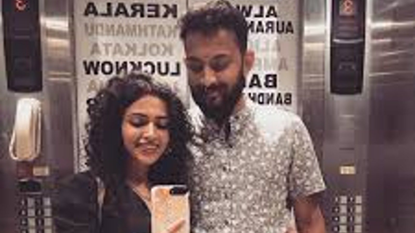 மாளவிகா வருங்கால கணவருடன் எடுத்த ஃபோட்டோ.. விமர்சிக்கும் நெட்டிசன்கள்!