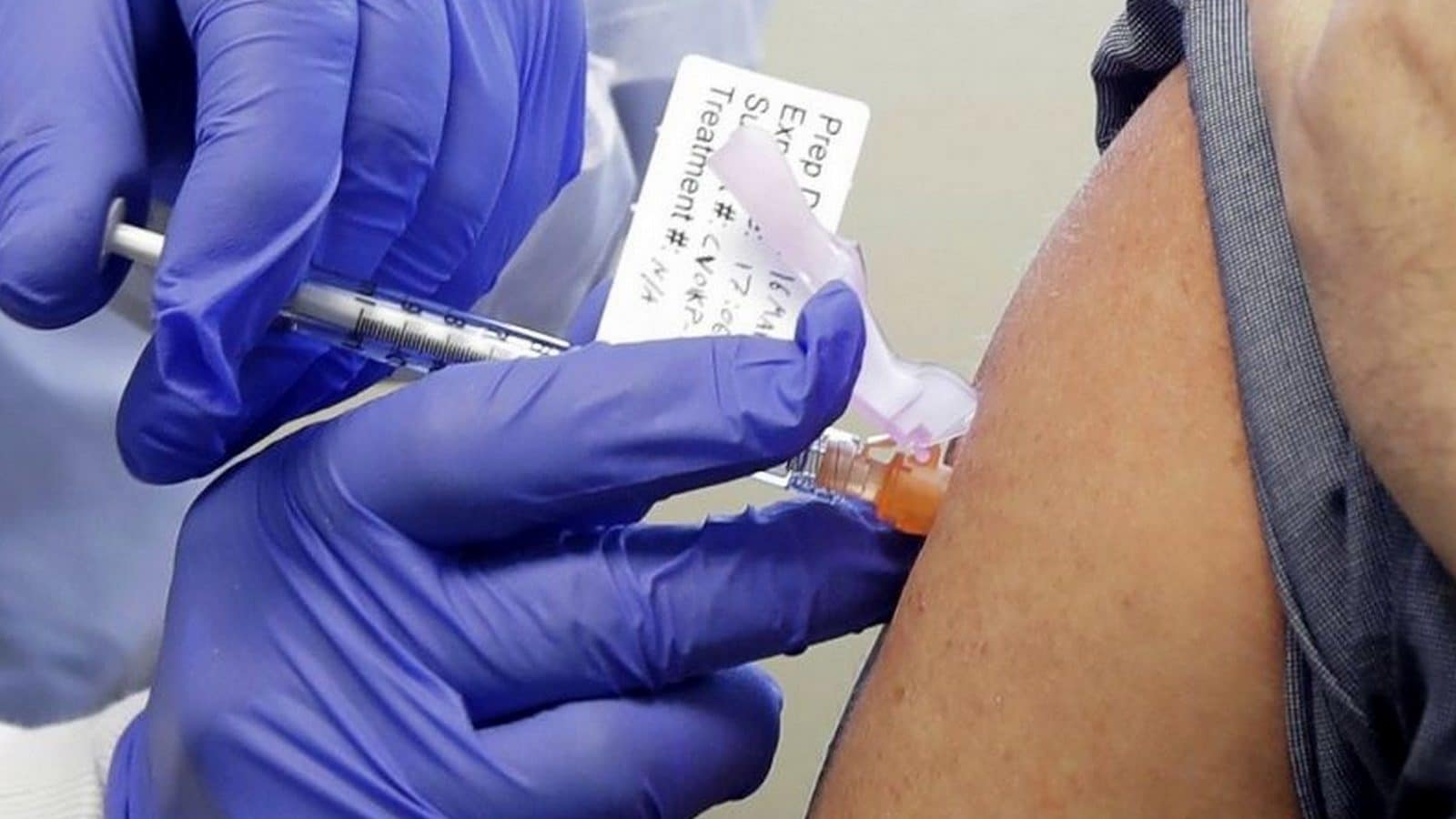 கொரோனா தடுப்பூசி போட்டுக்கொண்டால் ரூ. 50 ஆயிரம் மதிப்புள்ள ஸ்மார்ட் போன் பரிசு