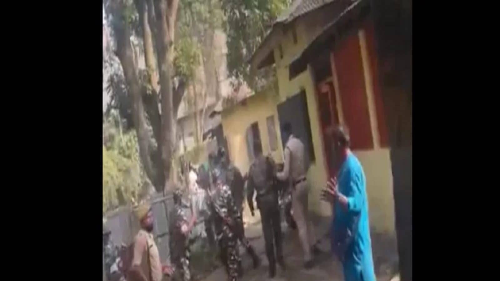 காவல் நிலையத்தில் புகுந்து பாஜகவினர் தாக்கியதாக திரிணாமுல் காங்கிரஸார் குற்றச்சாட்டு