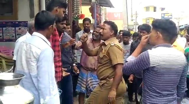  இதனுடைய வீடியோ தற்போது சமூக வலைத்தளங்களில் அதிக அளவில் பரவி வருகின்றது. இதனை தொடர்ந்து மணிகண்டனை போலீஸ் தாக்கியதில் காயம் அடைந்ததாக கூறி மருத்துவமனையில் சிகிச்சைக்காக சேர்ந்துள்ளார்.இச்சம்பவம் குறித்து போலீஸார் விசாரனை மேற்கொண்டு வருகின்றனர்.