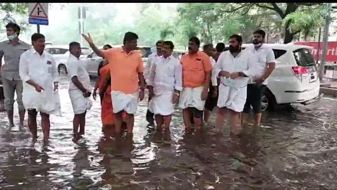  சென்னையில் பல இடங்களில் வெள்ள நீர் சூழ்ந்துள்ளதால் பொதுமக்கள் அத்தியவாசிய தேவைகளுக்கு மிகவும் சிரமப்படுகின்றனர்.