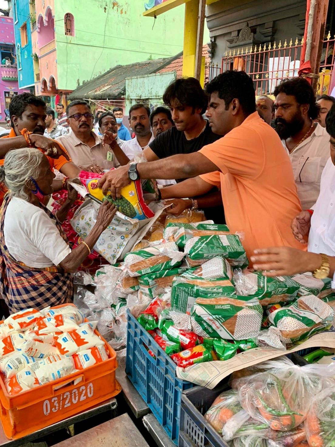  மழை வெள்ளத்தால் பாதிக்கப்பட்ட மக்களுக்கு அத்தியவாசிய உணவு பொருட்களையும் நிவாரணமாக வழங்கினார்.