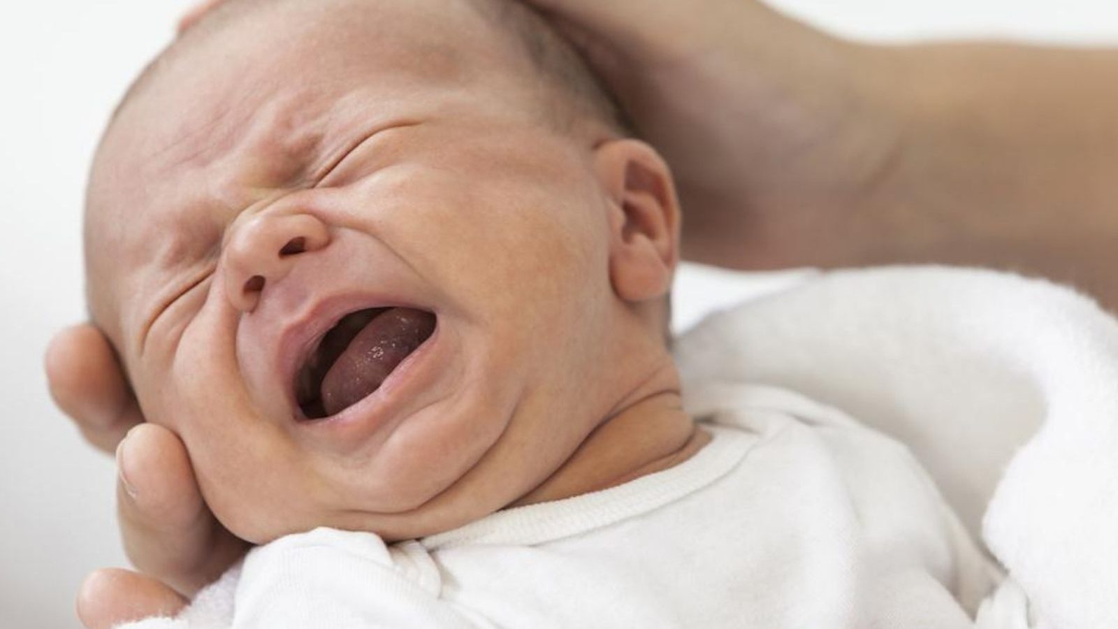 கைக்குழந்தை காரணமே இல்லாமல் அழுகிறது எனில் உடனே நீங்கள் செய்ய வேண்டியது என்ன..?