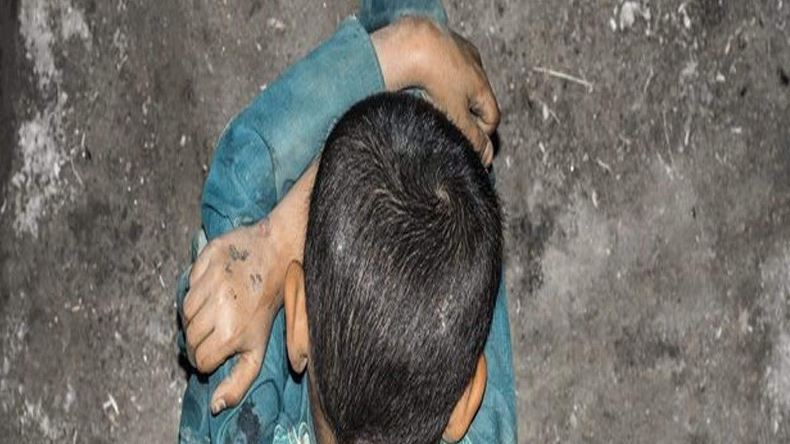 மகனை தலைகீழாக கட்டி தொங்கவிட்டு அடித்த தந்தை.. ராஜஸ்தானில் நடந்த கொடூரம்