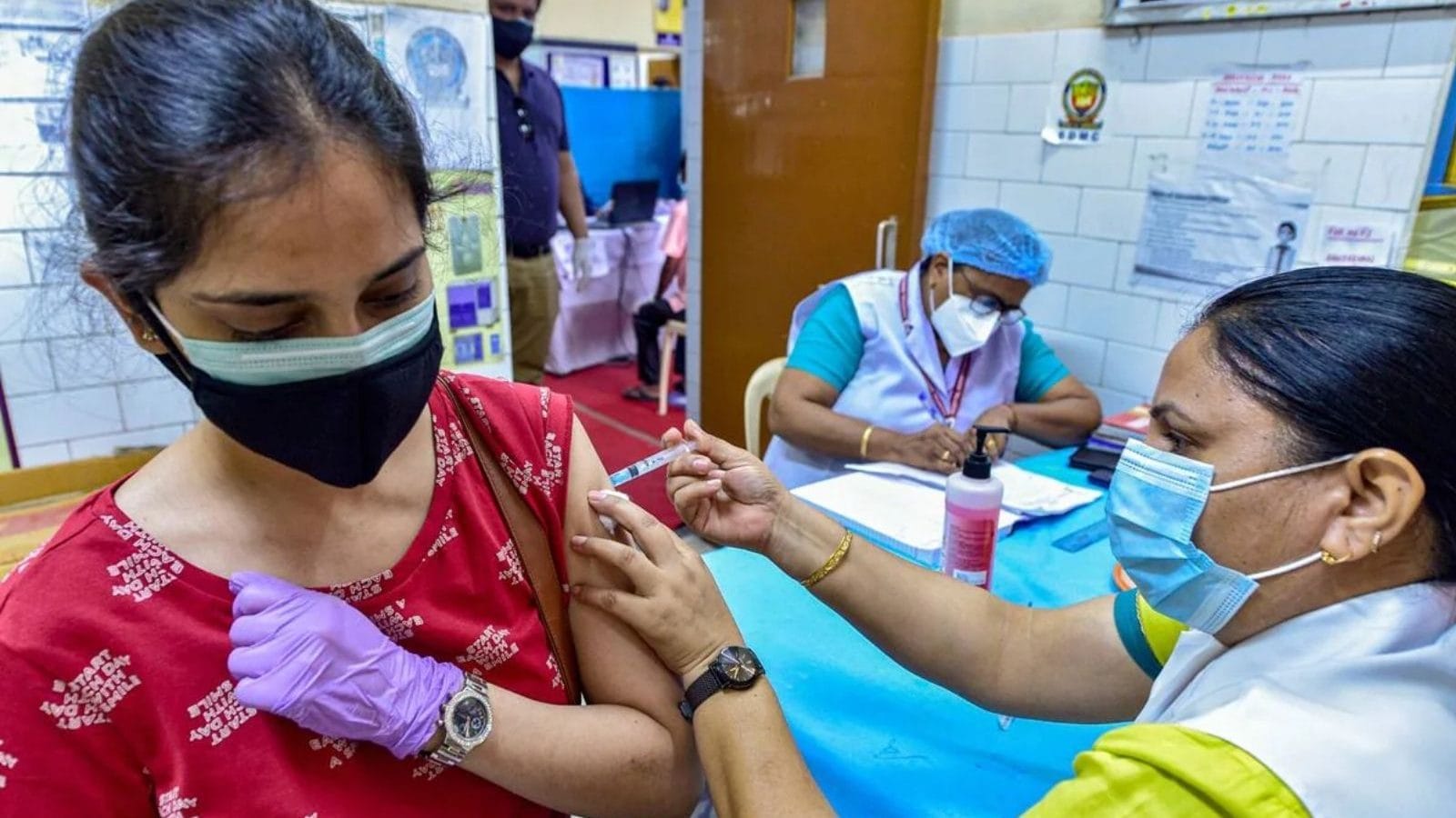 இரண்டாவது டோஸ் தடுப்பூசி: பயனாளர்களை தொலைப்பேசியில் தொடர்புகொள்ளும் அதிகாரிகள்