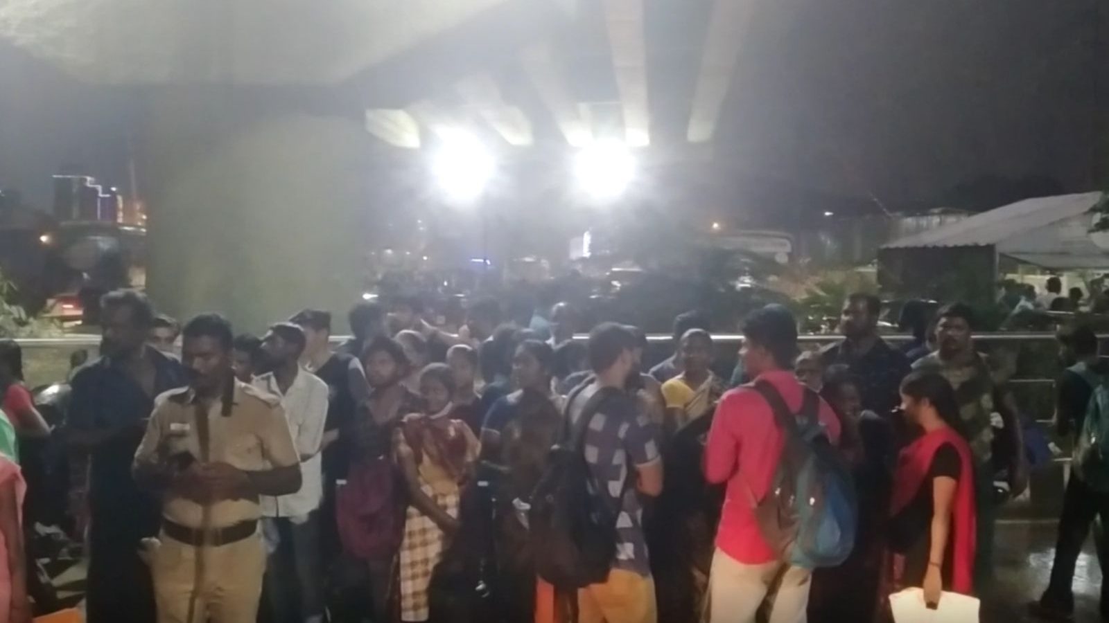 தீபாவளி பண்டிகை: கூடுதல் பேருந்து சேவை...கொட்டும் மழையிலும் சொந்த ஊர்களுக்கு செல்ல காத்திருக்கும் மக்கள்!