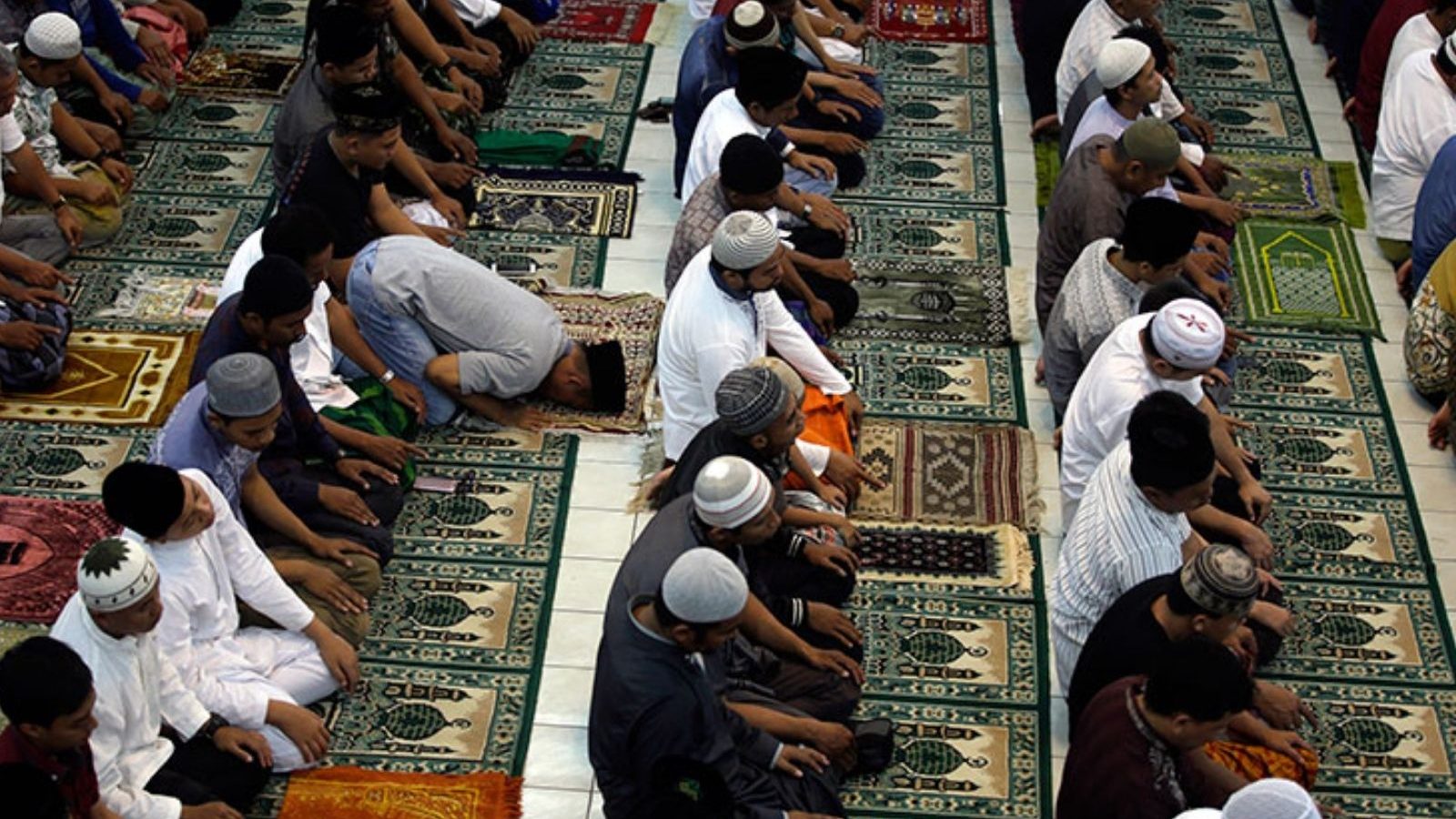 இஸ்லாமியர்கள் தொழுவதற்கு குருத்வாராவில் இடம் அளித்த சீக்கியர்கள்!