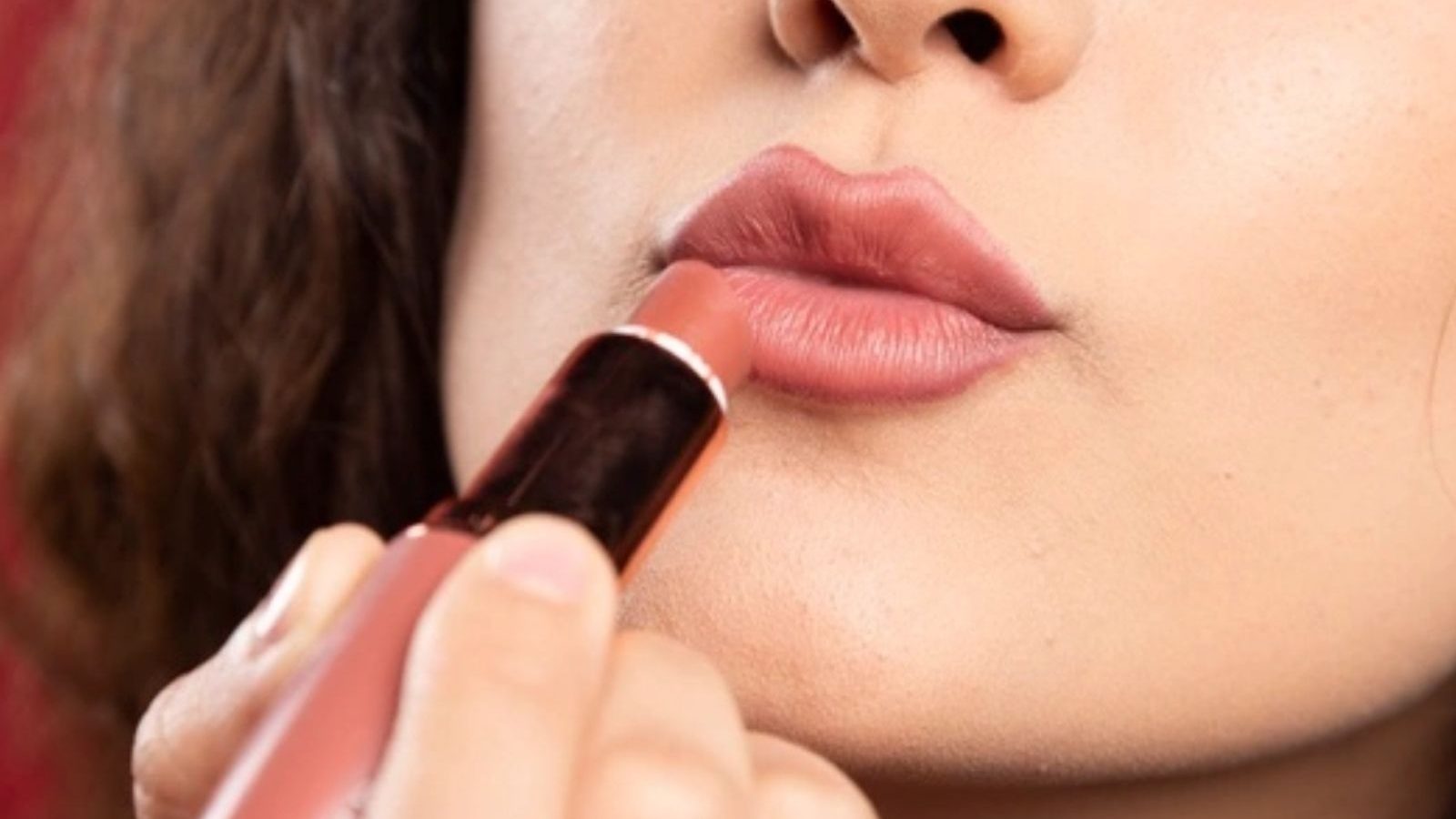 காலவதியான லிப்ஸ்டிக்கை எப்படி கண்டறிவது..? கவனிக்காமல் பயன்படுத்தினால் உண்டாகும் பாதிப்புகளை பற்றி தெரியுமா?