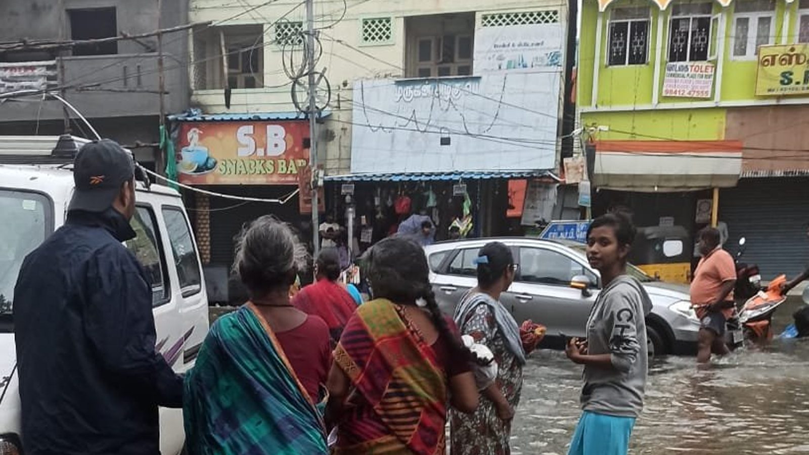 வடசென்னையில் 6 நாட்களாகியும் வடியாத வெள்ளநீர்.. உணவுக்காக ஒரு கிலோ மீட்டர் செல்லும் அவல நிலை
