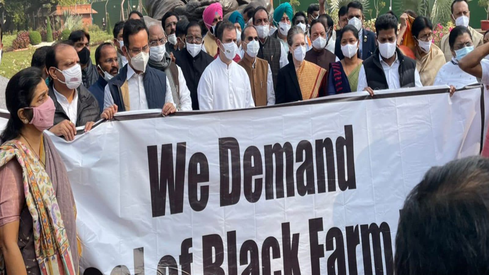 நாடாளுமன்ற குளிர்கால கூட்டத்தொடர் : எதிர்க்கட்சிகள் கடும் அமளியால் மக்களவை ஒத்திவைப்பு