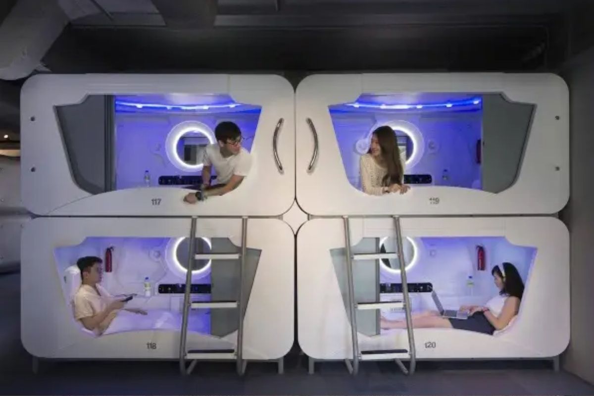  பாட் அறைகள் (Pod rooms) எனப்படும் சிறிய அறைகள் மாடல் ஜப்பானால் உருவாக்கப்பட்டவை. பெரிய பகட்டான அறைகளுக்கு பதிலாக ஒரு நபர் படுத்து உறங்குவதற்கு ஏற்க வடிவமைக்கப்பட்டிருக்கும் இந்த பாட் அறைகளில் அனைத்து வசதிகளும் இருக்கும் . இவை கேப்ஸ்யூல் ஓட்டல் (Capsule hotel) என்றும் அழைக்கப்படுகின்றன.