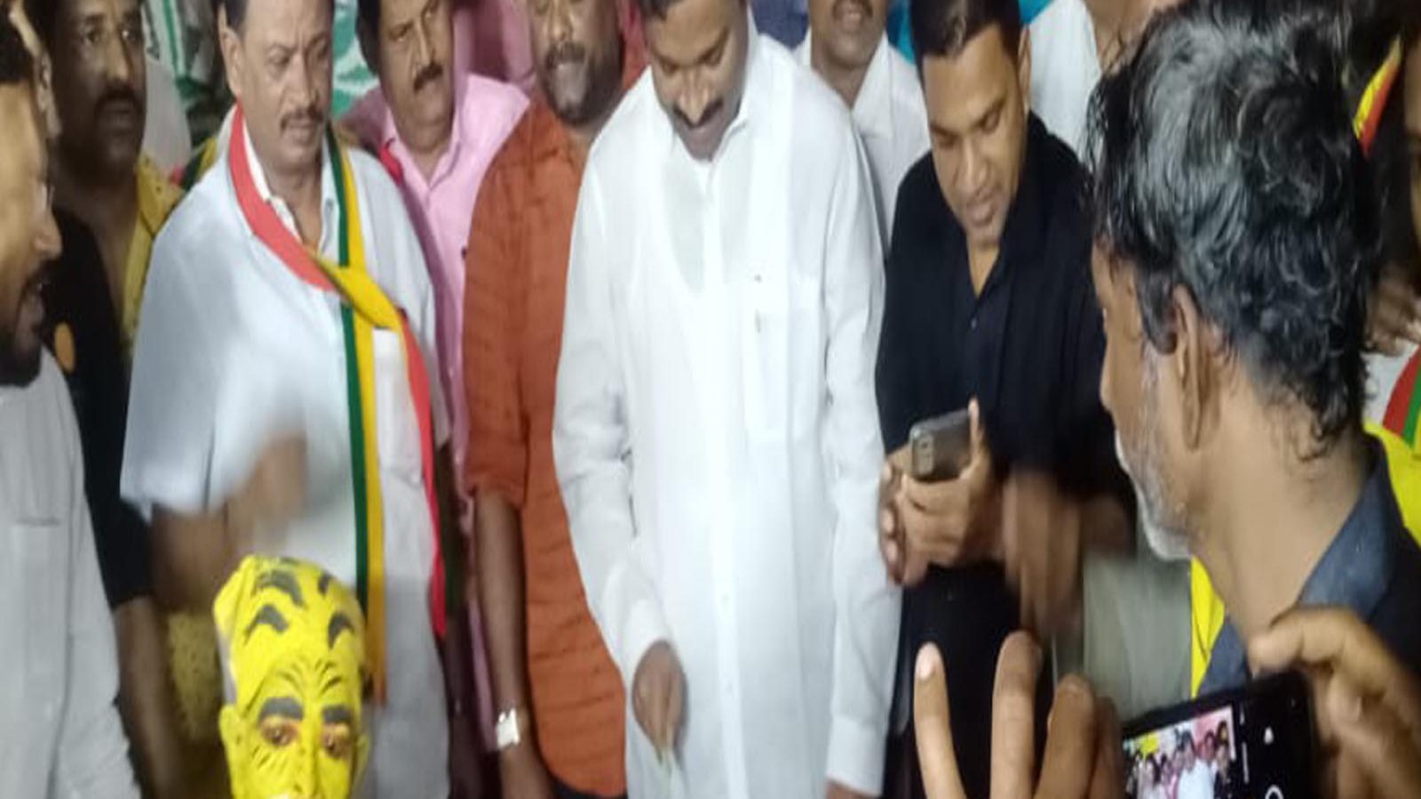 பிரபாகரன் பிறந்தநாளை கொண்டாடிய எம்.எல்.ஏ உட்பட 7 பேர் மீது வழக்குப்பதிவு