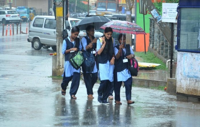  தென்மேற்கு வங்க கடல் மற்றும் அதனை ஒட்டிய மத்திய மேற்கு வங்க கடல் பகுதியில் நிலவிய ஆழ்ந்த காற்றழுத்த தாழ்வு பகுதி வலுப்பெற்று இன்று காலை காற்றழுத்த தாழ்வு மண்டலமாக தென் மேற்கு வங்க கடல் மற்றும் வட தமிழக கடலோர பகுதியில் நிலை கொண்டுள்ளது. இது மேற்கு வடமேற்கு திசையில் நகர்ந்து நாளை காலை சென்னைக்கு அருகில் கரையை கடக்க கூடும்.