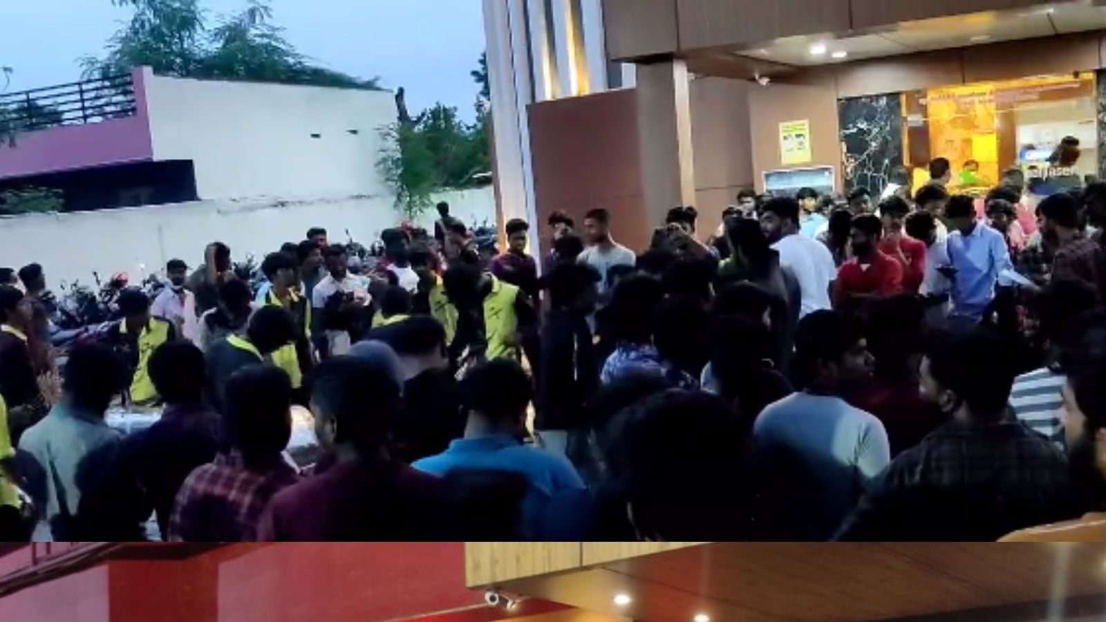 மாநாடு : திரையரங்குகளை திருவிழாவாக்கிய சிம்பு ரசிகர்கள் - படங்கள்!