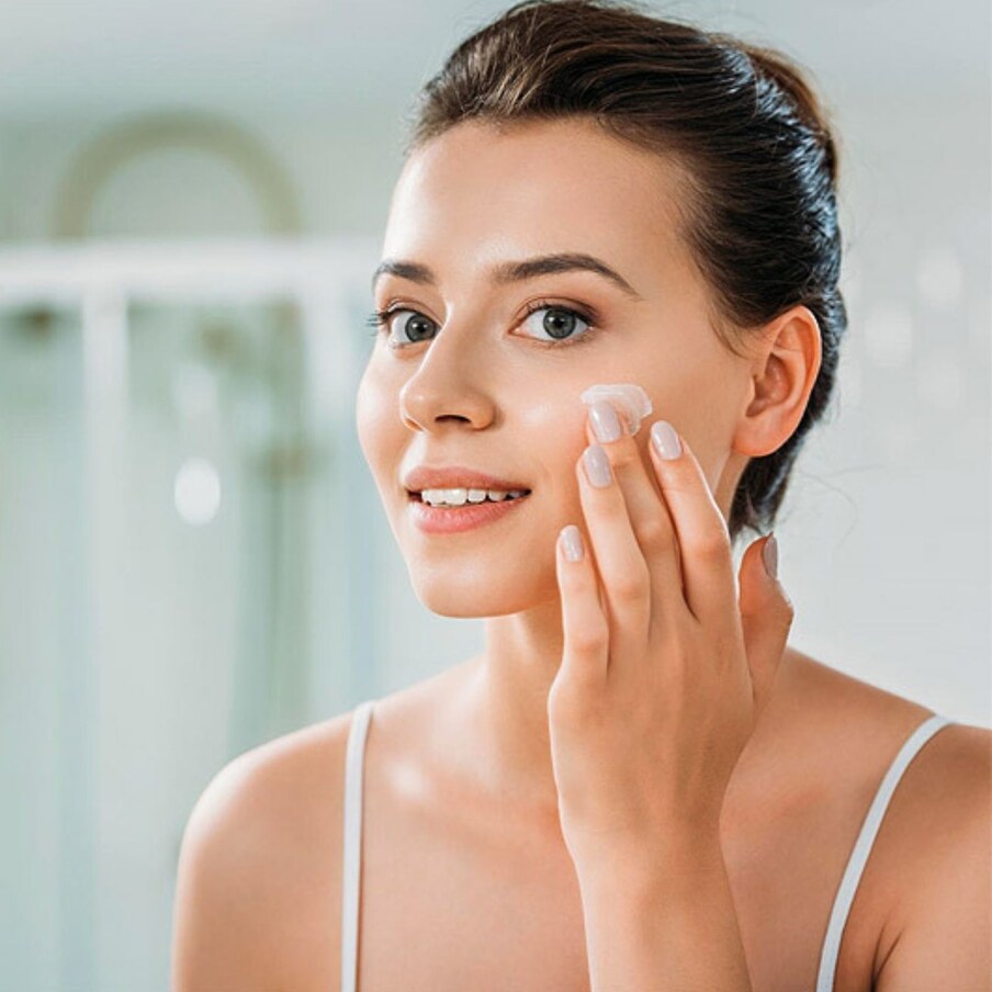  ஒரு vegan collagen என்பது சைவ உணவு உண்பவர்களுக்கு மட்டுமல்ல, அசைவ உணவு உண்பவர்களுக்கும் ஒரு திருப்புமுனையாகும். vegan collagen-ன் வெவ்வேறு வைட்டமின்கள் மற்றும் தாதுக்களிலிருந்து இருதரப்பினரும் நலன் பலன்களை பெறலாம் என்கிறார்கள் நிபுணர்கள். பொதுவாக வீகன் கொலாஜன் ஆரோக்கியமான தாவர அடிப்படையிலான பொருட்களிலிருந்து உருவாக்கப்படுகிறது. எனவே இதன் நன்மைகள் கொலாஜன் உற்பத்தியைத் தாண்டி உடலுக்கு பல நன்மைகளை வழங்குவதாக அறியப்படுகிறது.