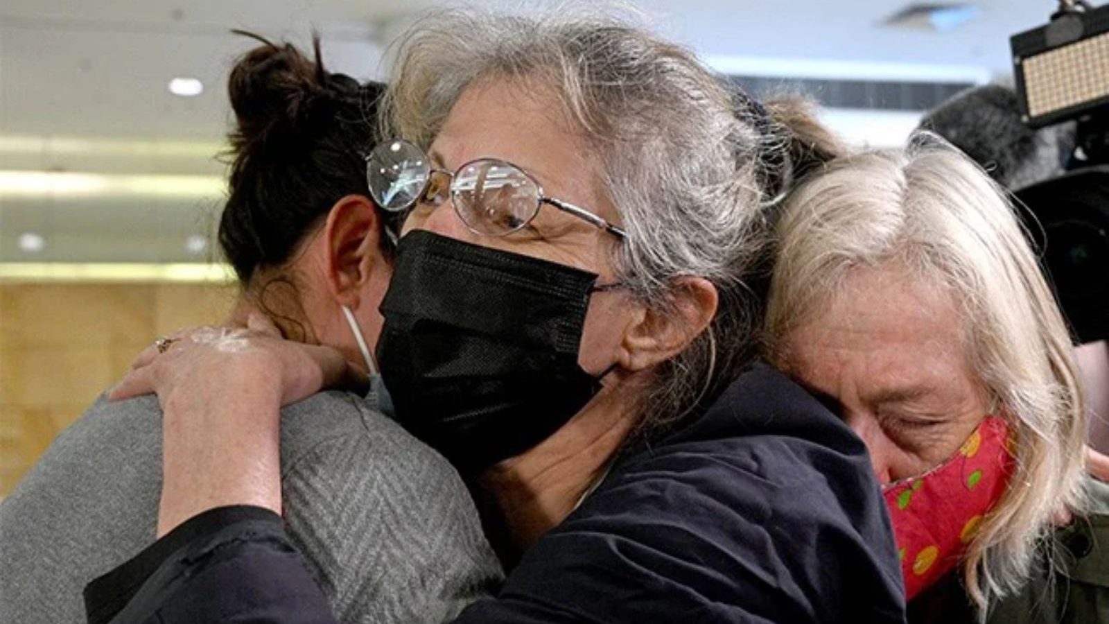 சர்வதேச பயண தடையை நீக்கிய ஆஸ்திரேலியா - எமோஷ்னலாக காட்சியளித்த சிட்னி ஏர்போர்ட்!