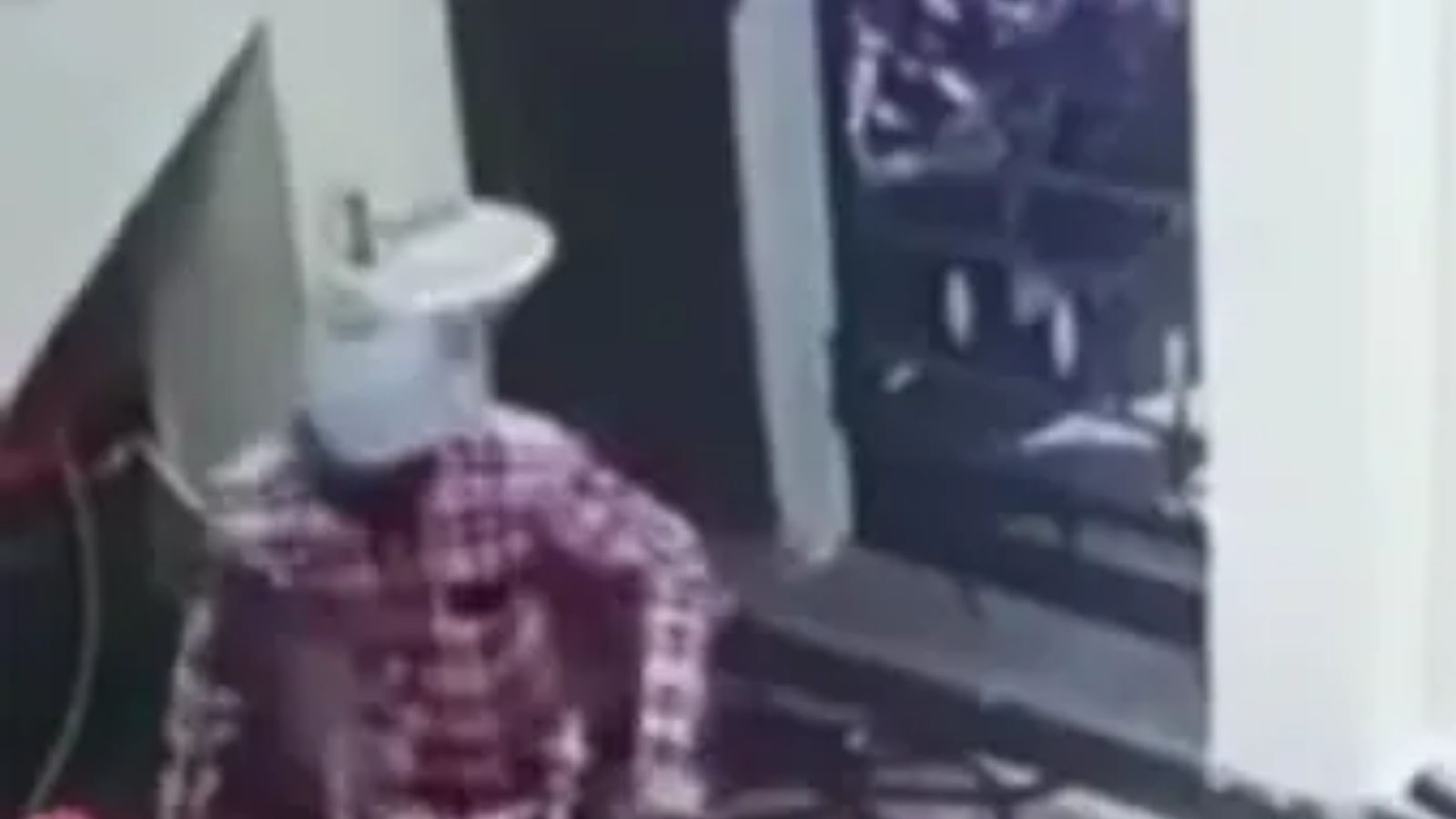 பட்ட பகலில் சைக்கிளை திருட முயன்று திருடன் - வீடியோவை வைரலாக்கிய நெட்டிசன்கள்!