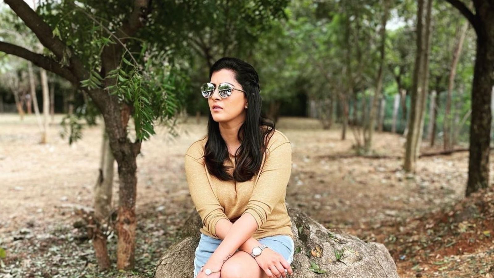 கூலிங் கிளாஸ் போட்டு கெத்தா போஸ் கொடுத்த வரலட்சுமி சரத்குமார்..