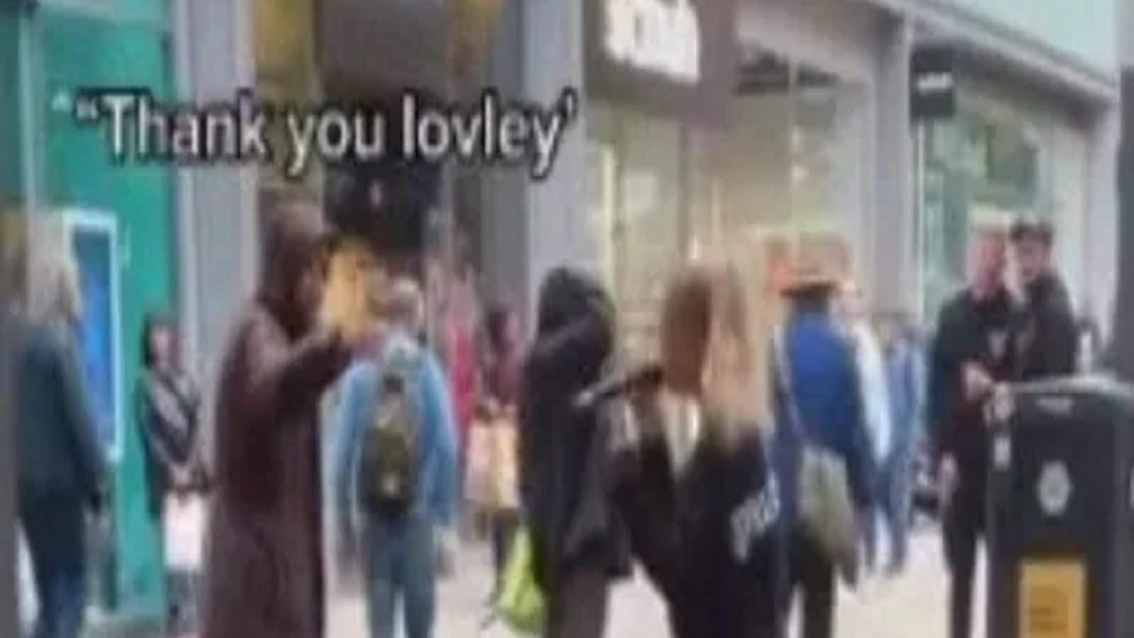 பாட்டுப்பாடி சம்பாதித்த பணத்தை பசித்தவருக்கு உதவிய பெண் - இணையத்தில் வைரலாகும் வீடியோ