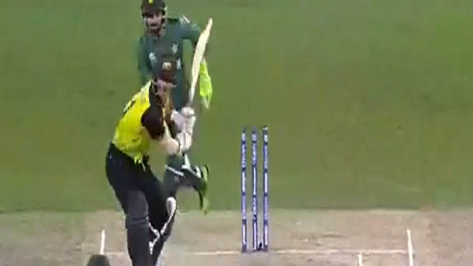 டேவிட் வார்னர் அடித்த சிக்ஸ்.. குழம்பிய ரசிகர்கள் -இணையத்தில் வைரலாகும் வீடியோ