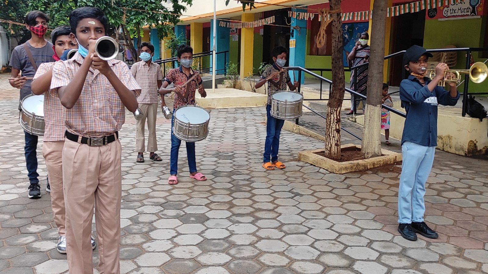 கோவை மாநகராட்சி பள்ளியில் பேண்ட் வாத்தியம் முழங்க மாணவர்களுக்கு உற்சாக வரவேற்பு