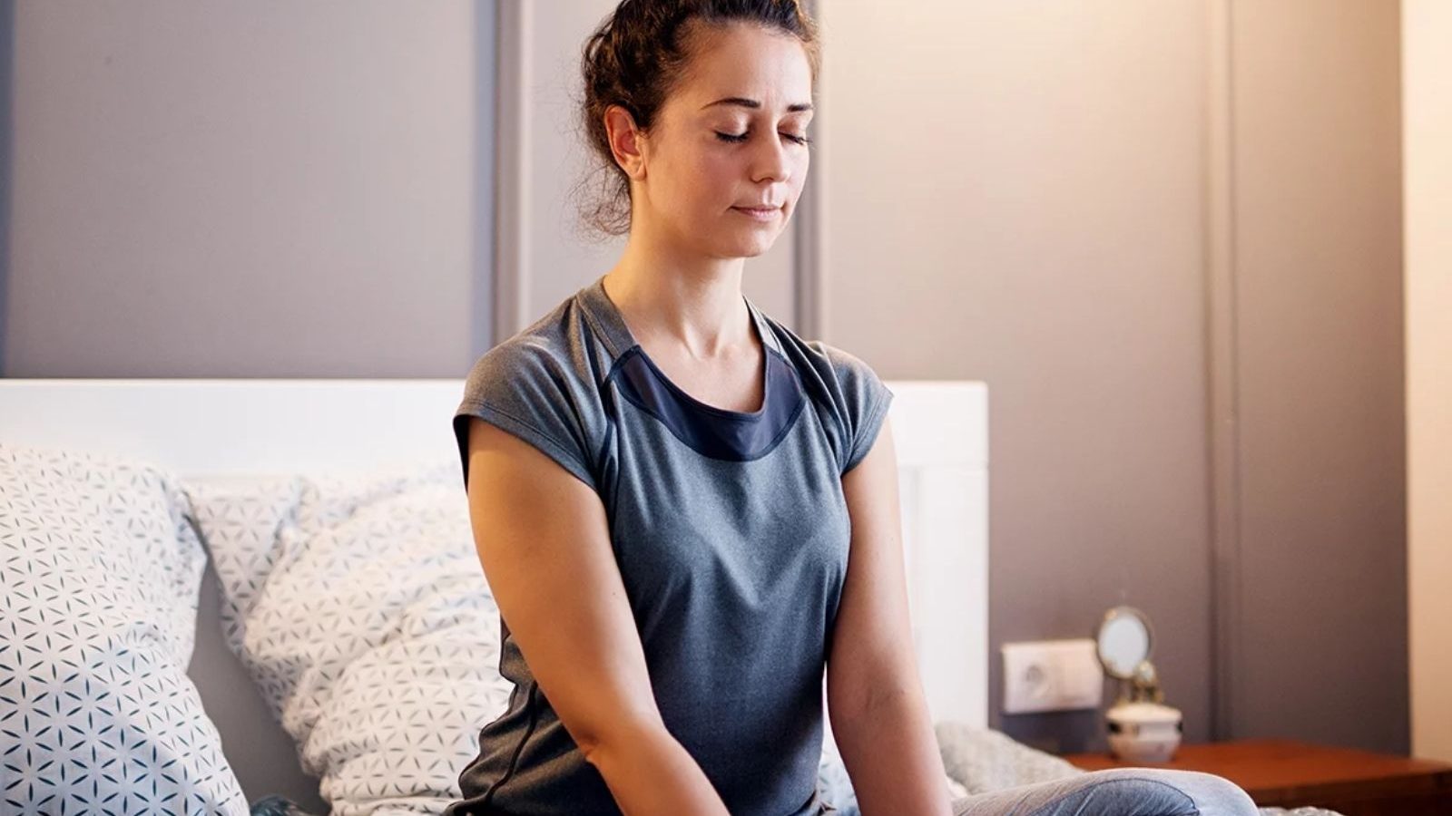 தூக்கமின்மையா? படுக்கைக்கு செல்லும் முன் இந்த 5 யோகாசனங்களை செய்யுங்கள்..!