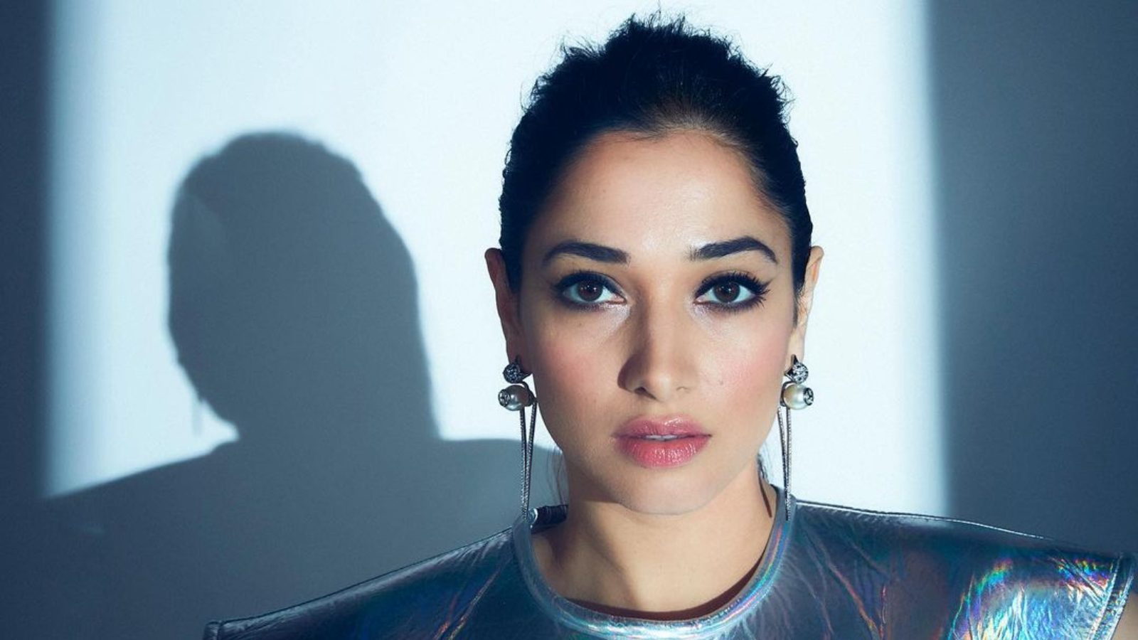 வித்தியாசமான உடையில் ஜொலிக்கும் தமன்னா