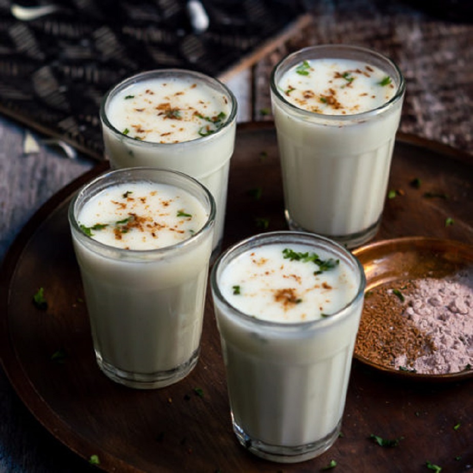  உப்பு சேர்த்த லெஸ்ஸி : இரண்டு கப் தயிர், ஒரு கிளாஸ் தண்ணீர், சில ஐஸ் கட்டிகள் மற்றும் ஒரு டீ ஸ்பூன் அளவு சீரக தூள் ஆகியவற்றை சேர்த்து அரைத்து பருகலாம். கோடைகாலத்தில் நீரிழிவு நோயாளிகளுக்கு சுவை மிகுந்த பானமாக இது இருக்கும்.