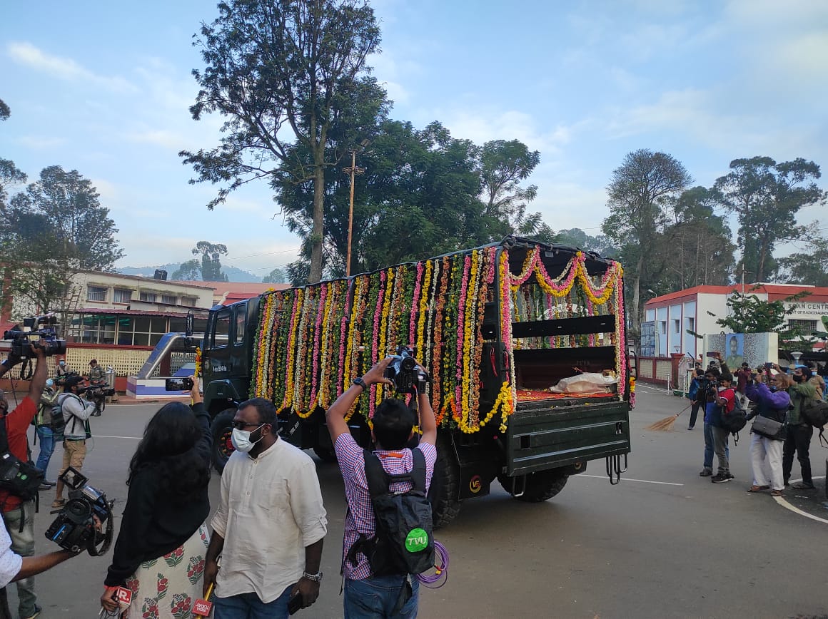  வெலிங்டன் மருத்துவமனையில் இருந்து உயிரிழந்தவர்களின் உடல்களை எடுத்து செல்ல மலர்களால் அலங்கரிக்கப்பட்ட இராணுவ வாகனங்கள் மருத்துவமனைக்கு அருகில் கொண்டுவரப்பட்டுள்ளது.