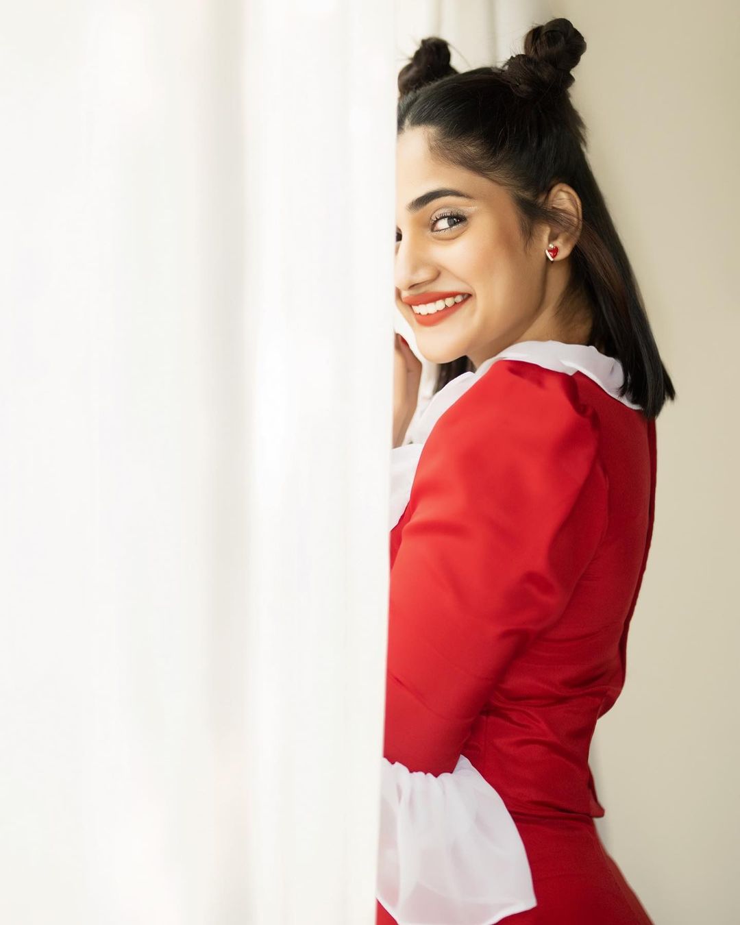  பிக்பாஸ் நிகழ்ச்சியின் போது இவரது துரு துரு கேரக்டரினால் நிறைய ரசிகர்களின் மனதில் இடம்பிடித்தார்.