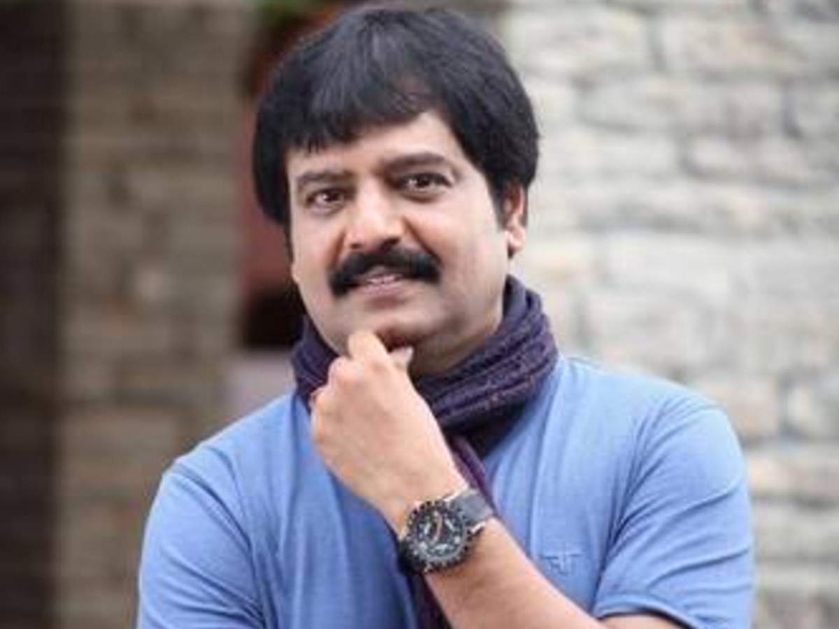  ,[object Object],சின்ன கலைவாணர் என்று அழைக்கப்பட்ட விவேக்கை கடந்த ஏப்ரல் 17 இதய செயலிழப்பு காரணமாக உயிரிழந்தது பலரையும் நம்ப முடியாத அதிர்ச்சியில் ஆழ்த்தியது. ஏனென்றால் இறப்பதற்கு 2 நாட்களுக்கு முன்னர் தான் அரசு மருத்துவமனையில் கொரோன தடுப்பூசி போட்டு கொண்டு மக்களுக்கு விழிப்புணர்வை ஏறபடுத்தினார். ஊடங்கங்களிடம் பேட்டியும் கொடுத்தார். விவேக்கிற்கு சென்னையில் அரசு மரியாதையுடன் இறுதிச்சடங்கு நடைபெற்றது. பத்மஸ்ரீ விருதை வென்றுள்ள விவேக், மறைந்த ஐயா அப்துல்கலாமின் கோடி மரங்கள் நடும் கனவை நனவாக்கி வந்ததும் குறிப்பிடத்தக்கது.