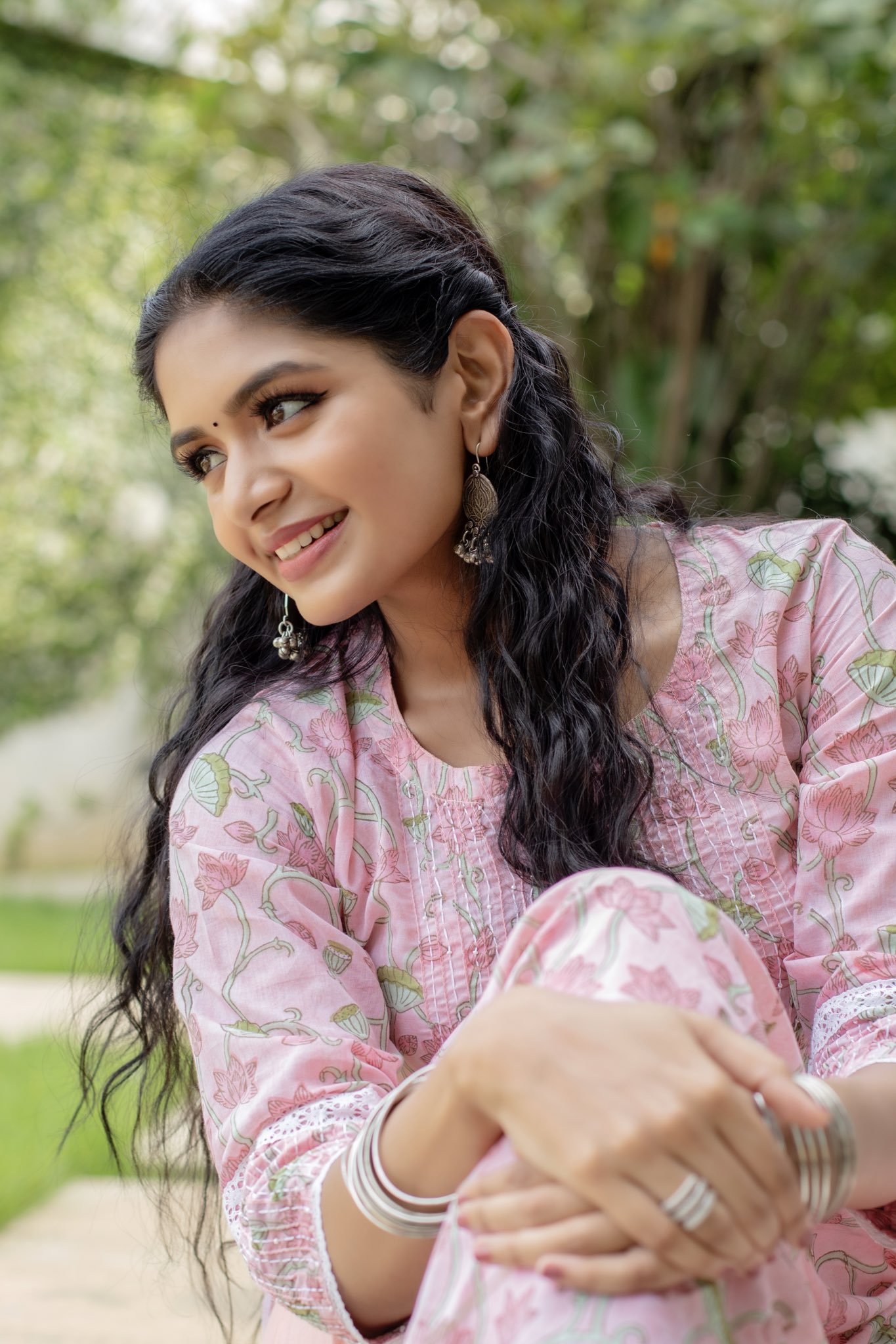  அதிதி இந்த பட்டமளிப்பு விழா புகைப்படத்தையும், தனது தாய், தந்தையுடன் இருக்கும் புகைப்படத்தையும் இணையதளத்தில் பகிர்ந்துள்ளார்.