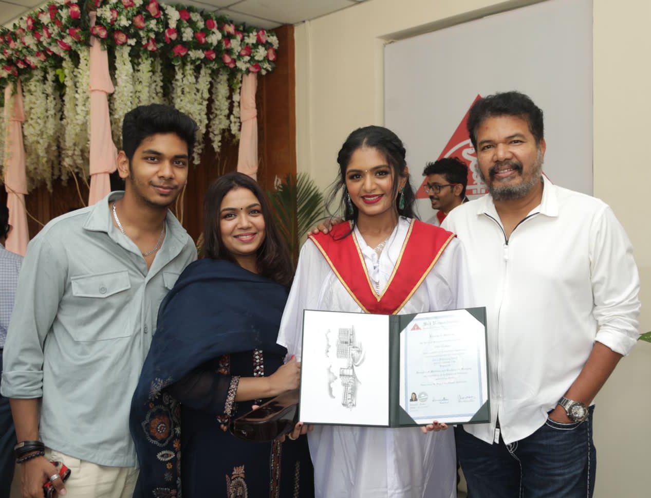  இயக்குனர் ஷங்கரின் இளைய மகள் அதிதி மருத்துவ படிப்பை முடித்துள்ளார். இதற்கான பட்டளிப்பு விழாவில் சான்றிதழ் பெற்றுக் கொண்ட புகைப்படத்தை அவர் பகிர்ந்துள்ளார்.