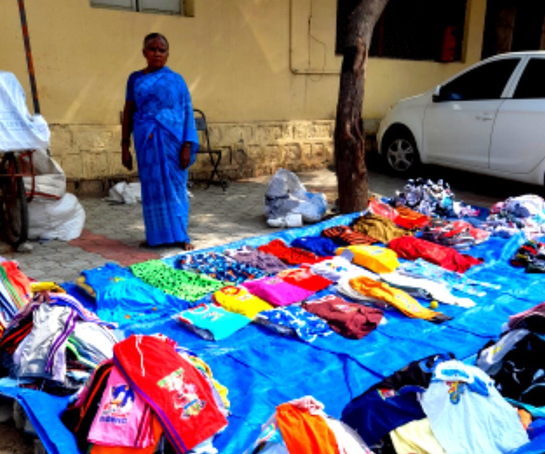 நாமக்கல்: துணி வியாபாரம் செய்து கணவரை காப்பாற்றும் மனைவி!