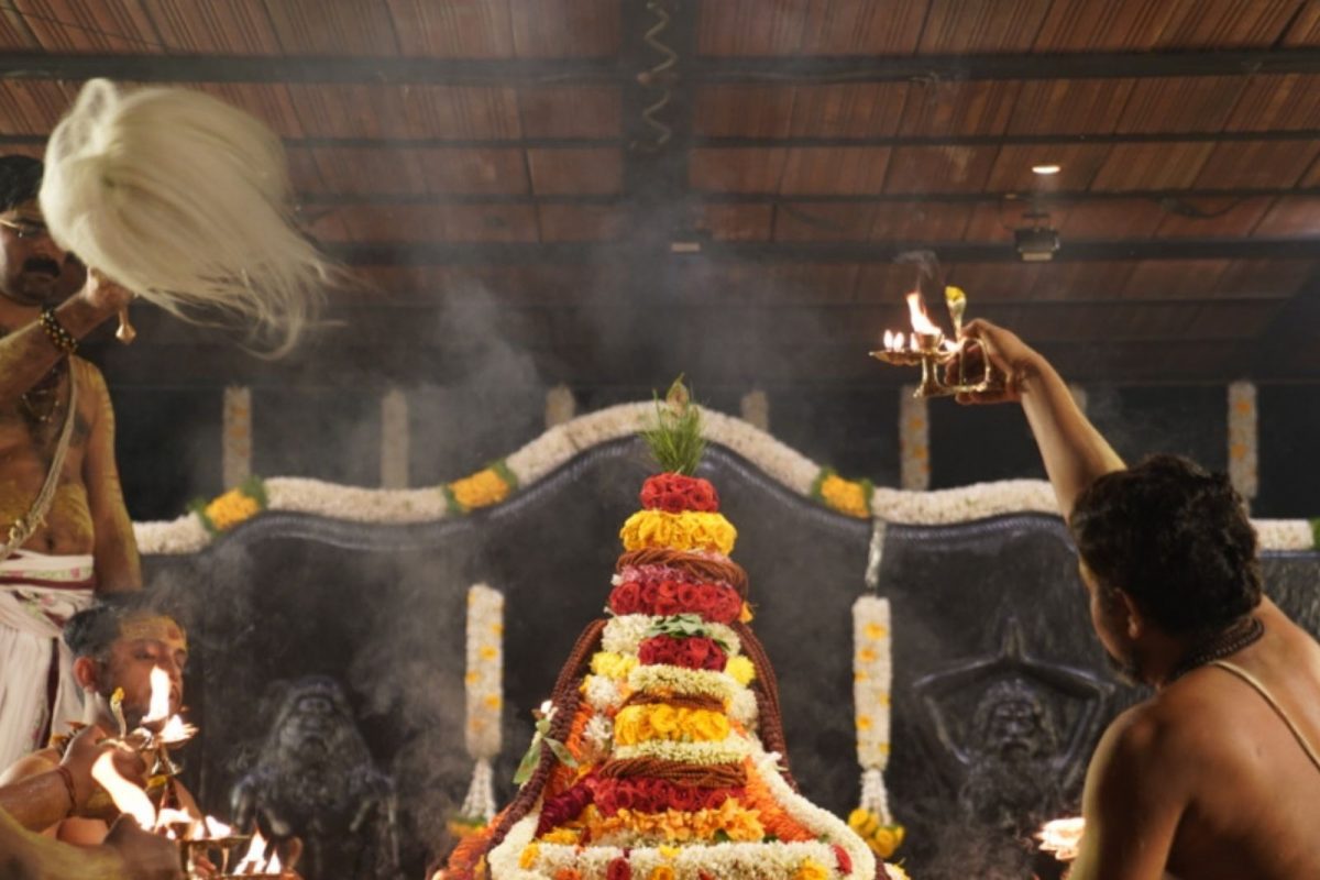 அகஸ்தியர் ஜெயந்தியை முன்னிட்டு யோகேஸ்வர லிங்கத்திற்கு சப்தரிஷி ஆரத்தி நடைபெற்றது. இதனை காசியைச் சேர்ந்த 7 உபாசகர்கள் நடத்தினர்.