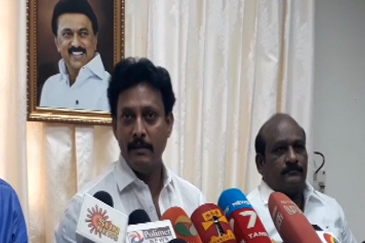  தமிழகத்தில் வரும் நாட்களில் கோடை வெயில் அதிகரிக்கும் என்று வானிலை மையம் எச்சரித்துள்ளதால் பள்ளிகளுக்கு முன் கூட்டியே விடுறை அளிக்க ஆலோசிக்கப்பட்டு வருகிறது. இந்நிலையில் தமிழகத்தில் கோடை வெயில் அதிகமாக இருப்பதால், விடுமுறை குறித்த அறிவிப்பு விரைவில் வெளியாகும். மாணவர்கள் நலன் சார்ந்த முடிவு எடுக்கப்பட்டு விரைவில் அதற்கான அறிவிப்பு வெளியாகும் என்று அமைச்சர் அன்பில் மகேஷ் தெரிவித்துள்ளார்.