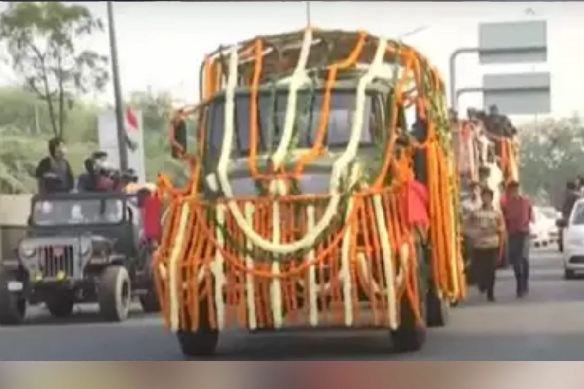 முப்படைகளின் தலைமை தளபதி பிபின் ராவத் இறுதி ஊர்வலம் தொடக்கம்!